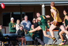 Mudlarks win tight battle