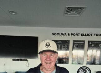 Daryl Braithwaite rides out algal bloom at Goolwa